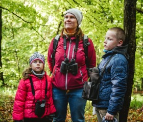 Jarní týden udržitelnosti na Ostravské univerzitě 2025 se uskutečnil ve dnech 22.– 29. dubna a skládal se z Mlýnského SWAPu, květinové poradny a upcyklace oblečení, besedy Proměna Moravskoslezského kraje ve stínu klimatické změny, Dne Země v Komenského sadech se studentskými organizacemi PřF OU a City Nature Challenge Ostrava, vycházkami do přírody za městskou divočinou. Akce se konaly v rámci projektu „Podpora zelených dovedností a udržitelnosti na OU“ reg. č. NPO_OPU_MSMT-2120/2024-4 financováno Evropskou unií NextGenerationEU, NPO a MŠMT.Autor: Jana Greplová