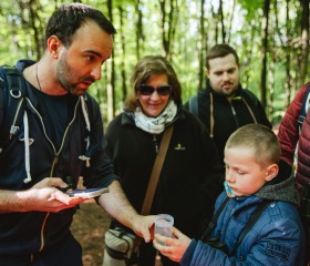 Jarní týden udržitelnosti na Ostravské univerzitě 2025 se uskutečnil ve dnech 22.– 29. dubna a skládal se z Mlýnského SWAPu, květinové poradny a upcyklace oblečení, besedy Proměna Moravskoslezského kraje ve stínu klimatické změny, Dne Země v Komenského sadech se studentskými organizacemi PřF OU a City Nature Challenge Ostrava, vycházkami do přírody za městskou divočinou. Akce se konaly v rámci projektu „Podpora zelených dovedností a udržitelnosti na OU“ reg. č. NPO_OPU_MSMT-2120/2024-4 financováno Evropskou unií NextGenerationEU, NPO a MŠMT.Autor: Jana Greplová
