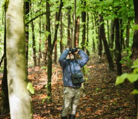 Jarní týden udržitelnosti na Ostravské univerzitě 2025 se uskutečnil ve dnech 22.– 29. dubna a skládal se z Mlýnského SWAPu, květinové poradny a upcyklace oblečení, besedy Proměna Moravskoslezského kraje ve stínu klimatické změny, Dne Země v Komenského sadech se studentskými organizacemi PřF OU a City Nature Challenge Ostrava, vycházkami do přírody za městskou divočinou. Akce se konaly v rámci projektu „Podpora zelených dovedností a udržitelnosti na OU“ reg. č. NPO_OPU_MSMT-2120/2024-4 financováno Evropskou unií NextGenerationEU, NPO a MŠMT.Autor: Jana Greplová
