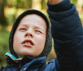 Jarní týden udržitelnosti na Ostravské univerzitě 2025 se uskutečnil ve dnech 22.– 29. dubna a skládal se z Mlýnského SWAPu, květinové poradny a upcyklace oblečení, besedy Proměna Moravskoslezského kraje ve stínu klimatické změny, Dne Země v Komenského sadech se studentskými organizacemi PřF OU a City Nature Challenge Ostrava, vycházkami do přírody za městskou divočinou. Akce se konaly v rámci projektu „Podpora zelených dovedností a udržitelnosti na OU“ reg. č. NPO_OPU_MSMT-2120/2024-4 financováno Evropskou unií NextGenerationEU, NPO a MŠMT.Autor: Jana Greplová