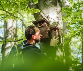 Jarní týden udržitelnosti na Ostravské univerzitě 2025 se uskutečnil ve dnech 22.– 29. dubna a skládal se z Mlýnského SWAPu, květinové poradny a upcyklace oblečení, besedy Proměna Moravskoslezského kraje ve stínu klimatické změny, Dne Země v Komenského sadech se studentskými organizacemi PřF OU a City Nature Challenge Ostrava, vycházkami do přírody za městskou divočinou. Akce se konaly v rámci projektu „Podpora zelených dovedností a udržitelnosti na OU“ reg. č. NPO_OPU_MSMT-2120/2024-4 financováno Evropskou unií NextGenerationEU, NPO a MŠMT.Autor: Jana Greplová