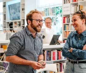 Jarní týden udržitelnosti na Ostravské univerzitě 2025 se uskutečnil ve dnech 22.– 29. dubna a skládal se z Mlýnského SWAPu, květinové poradny a upcyklace oblečení, besedy Proměna Moravskoslezského kraje ve stínu klimatické změny, Dne Země v Komenského sadech se studentskými organizacemi PřF OU a City Nature Challenge Ostrava, vycházkami do přírody za městskou divočinou. Akce se konaly v rámci projektu „Podpora zelených dovedností a udržitelnosti na OU“ reg. č. NPO_OPU_MSMT-2120/2024-4 financováno Evropskou unií NextGenerationEU, NPO a MŠMT.Autor: Jana Greplová