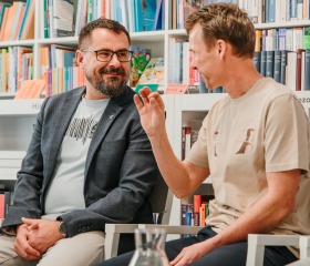 Jarní týden udržitelnosti na Ostravské univerzitě 2025 se uskutečnil ve dnech 22.– 29. dubna a skládal se z Mlýnského SWAPu, květinové poradny a upcyklace oblečení, besedy Proměna Moravskoslezského kraje ve stínu klimatické změny, Dne Země v Komenského sadech se studentskými organizacemi PřF OU a City Nature Challenge Ostrava, vycházkami do přírody za městskou divočinou. Akce se konaly v rámci projektu „Podpora zelených dovedností a udržitelnosti na OU“ reg. č. NPO_OPU_MSMT-2120/2024-4 financováno Evropskou unií NextGenerationEU, NPO a MŠMT.Autor: Jana Greplová