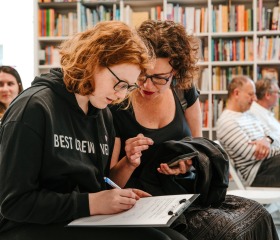 Jarní týden udržitelnosti na Ostravské univerzitě 2025 se uskutečnil ve dnech 22.– 29. dubna a skládal se z Mlýnského SWAPu, květinové poradny a upcyklace oblečení, besedy Proměna Moravskoslezského kraje ve stínu klimatické změny, Dne Země v Komenského sadech se studentskými organizacemi PřF OU a City Nature Challenge Ostrava, vycházkami do přírody za městskou divočinou. Akce se konaly v rámci projektu „Podpora zelených dovedností a udržitelnosti na OU“ reg. č. NPO_OPU_MSMT-2120/2024-4 financováno Evropskou unií NextGenerationEU, NPO a MŠMT.Autor: Jana Greplová