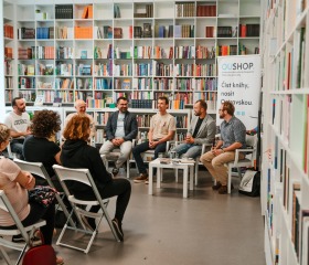 Jarní týden udržitelnosti na Ostravské univerzitě 2025 se uskutečnil ve dnech 22.– 29. dubna a skládal se z Mlýnského SWAPu, květinové poradny a upcyklace oblečení, besedy Proměna Moravskoslezského kraje ve stínu klimatické změny, Dne Země v Komenského sadech se studentskými organizacemi PřF OU a City Nature Challenge Ostrava, vycházkami do přírody za městskou divočinou. Akce se konaly v rámci projektu „Podpora zelených dovedností a udržitelnosti na OU“ reg. č. NPO_OPU_MSMT-2120/2024-4 financováno Evropskou unií NextGenerationEU, NPO a MŠMT.Autor: Jana Greplová