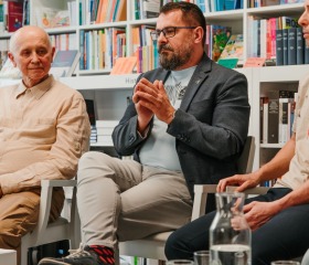 Jarní týden udržitelnosti na Ostravské univerzitě 2025 se uskutečnil ve dnech 22.– 29. dubna a skládal se z Mlýnského SWAPu, květinové poradny a upcyklace oblečení, besedy Proměna Moravskoslezského kraje ve stínu klimatické změny, Dne Země v Komenského sadech se studentskými organizacemi PřF OU a City Nature Challenge Ostrava, vycházkami do přírody za městskou divočinou. Akce se konaly v rámci projektu „Podpora zelených dovedností a udržitelnosti na OU“ reg. č. NPO_OPU_MSMT-2120/2024-4 financováno Evropskou unií NextGenerationEU, NPO a MŠMT.Autor: Jana Greplová