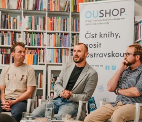 Jarní týden udržitelnosti na Ostravské univerzitě 2025 se uskutečnil ve dnech 22.– 29. dubna a skládal se z Mlýnského SWAPu, květinové poradny a upcyklace oblečení, besedy Proměna Moravskoslezského kraje ve stínu klimatické změny, Dne Země v Komenského sadech se studentskými organizacemi PřF OU a City Nature Challenge Ostrava, vycházkami do přírody za městskou divočinou. Akce se konaly v rámci projektu „Podpora zelených dovedností a udržitelnosti na OU“ reg. č. NPO_OPU_MSMT-2120/2024-4 financováno Evropskou unií NextGenerationEU, NPO a MŠMT.Autor: Jana Greplová
