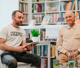 Jarní týden udržitelnosti na Ostravské univerzitě 2025 se uskutečnil ve dnech 22.– 29. dubna a skládal se z Mlýnského SWAPu, květinové poradny a upcyklace oblečení, besedy Proměna Moravskoslezského kraje ve stínu klimatické změny, Dne Země v Komenského sadech se studentskými organizacemi PřF OU a City Nature Challenge Ostrava, vycházkami do přírody za městskou divočinou. Akce se konaly v rámci projektu „Podpora zelených dovedností a udržitelnosti na OU“ reg. č. NPO_OPU_MSMT-2120/2024-4 financováno Evropskou unií NextGenerationEU, NPO a MŠMT.Autor: Jana Greplová