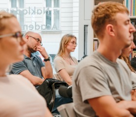Jarní týden udržitelnosti na Ostravské univerzitě 2025 se uskutečnil ve dnech 22.– 29. dubna a skládal se z Mlýnského SWAPu, květinové poradny a upcyklace oblečení, besedy Proměna Moravskoslezského kraje ve stínu klimatické změny, Dne Země v Komenského sadech se studentskými organizacemi PřF OU a City Nature Challenge Ostrava, vycházkami do přírody za městskou divočinou. Akce se konaly v rámci projektu „Podpora zelených dovedností a udržitelnosti na OU“ reg. č. NPO_OPU_MSMT-2120/2024-4 financováno Evropskou unií NextGenerationEU, NPO a MŠMT.Autor: Jana Greplová