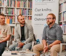 Jarní týden udržitelnosti na Ostravské univerzitě 2025 se uskutečnil ve dnech 22.– 29. dubna a skládal se z Mlýnského SWAPu, květinové poradny a upcyklace oblečení, besedy Proměna Moravskoslezského kraje ve stínu klimatické změny, Dne Země v Komenského sadech se studentskými organizacemi PřF OU a City Nature Challenge Ostrava, vycházkami do přírody za městskou divočinou. Akce se konaly v rámci projektu „Podpora zelených dovedností a udržitelnosti na OU“ reg. č. NPO_OPU_MSMT-2120/2024-4 financováno Evropskou unií NextGenerationEU, NPO a MŠMT.Autor: Jana Greplová
