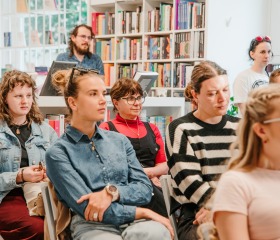 Jarní týden udržitelnosti na Ostravské univerzitě 2025 se uskutečnil ve dnech 22.– 29. dubna a skládal se z Mlýnského SWAPu, květinové poradny a upcyklace oblečení, besedy Proměna Moravskoslezského kraje ve stínu klimatické změny, Dne Země v Komenského sadech se studentskými organizacemi PřF OU a City Nature Challenge Ostrava, vycházkami do přírody za městskou divočinou. Akce se konaly v rámci projektu „Podpora zelených dovedností a udržitelnosti na OU“ reg. č. NPO_OPU_MSMT-2120/2024-4 financováno Evropskou unií NextGenerationEU, NPO a MŠMT.Autor: Jana Greplová