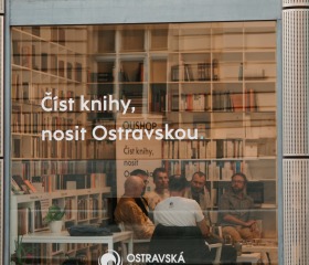 Jarní týden udržitelnosti na Ostravské univerzitě 2025 se uskutečnil ve dnech 22.– 29. dubna a skládal se z Mlýnského SWAPu, květinové poradny a upcyklace oblečení, besedy Proměna Moravskoslezského kraje ve stínu klimatické změny, Dne Země v Komenského sadech se studentskými organizacemi PřF OU a City Nature Challenge Ostrava, vycházkami do přírody za městskou divočinou. Akce se konaly v rámci projektu „Podpora zelených dovedností a udržitelnosti na OU“ reg. č. NPO_OPU_MSMT-2120/2024-4 financováno Evropskou unií NextGenerationEU, NPO a MŠMT.Autor: Jana Greplová