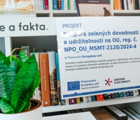 Jarní týden udržitelnosti na Ostravské univerzitě 2025 se uskutečnil ve dnech 22.– 29. dubna a skládal se z Mlýnského SWAPu, květinové poradny a upcyklace oblečení, besedy Proměna Moravskoslezského kraje ve stínu klimatické změny, Dne Země v Komenského sadech se studentskými organizacemi PřF OU a City Nature Challenge Ostrava, vycházkami do přírody za městskou divočinou. Akce se konaly v rámci projektu „Podpora zelených dovedností a udržitelnosti na OU“ reg. č. NPO_OPU_MSMT-2120/2024-4 financováno Evropskou unií NextGenerationEU, NPO a MŠMT.Autor: Jana Greplová