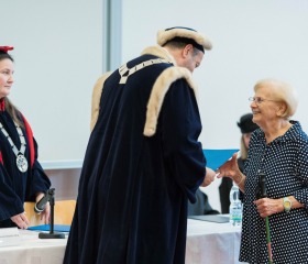První společné promoce Univerzity třetího věku, aulu zaplnily téměř dvě stovky letošních absolventů