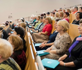 První společné promoce Univerzity třetího věku, aulu zaplnily téměř dvě stovky letošních absolventů