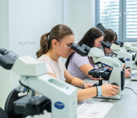 Díky letní škole nahlédli středoškoláci pod pokličku medicíny i práci záchranářů