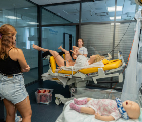 Díky letní škole nahlédli středoškoláci pod pokličku medicíny i práci záchranářů