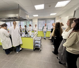 Žáci matičního gymnázia na našem ústavu Žáci matičního gymnázia na našem ústavu