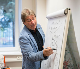 Učitel v mateřské škole – potřeba vysokoškolského vzdělání v rychle se měnících podmínkách světa Učitel v mateřské škole – potřeba vysokoškolského vzdělání v rychle se měnících podmínkách světa