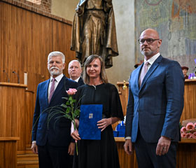 Docentka Radka Bužgová si převzala profesorský dekret
Copyright: MŠMT Docentka Radka Bužgová si převzala profesorský dekret
Copyright: MŠMT
