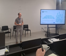 Pracovní porada projektu Biografie dezinformace s přívlastkem AI. Rizikový fenomén prizmatem moderních věd o člověku Pracovní porada projektu Biografie dezinformace s přívlastkem AI. Rizikový fenomén prizmatem moderních věd o člověku