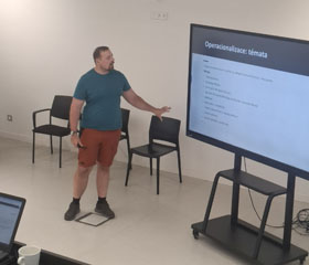 Pracovní porada projektu Biografie dezinformace s přívlastkem AI. Rizikový fenomén prizmatem moderních věd o člověku Pracovní porada projektu Biografie dezinformace s přívlastkem AI. Rizikový fenomén prizmatem moderních věd o člověku