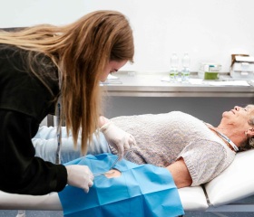 Senioři dostanou díky Univerzitě třetího věku opět šanci usednout do lavic Lékařské fakulty Ostravské univerzity Senioři dostanou díky Univerzitě třetího věku opět šanci usednout do lavic Lékařské fakulty Ostravské univerzity