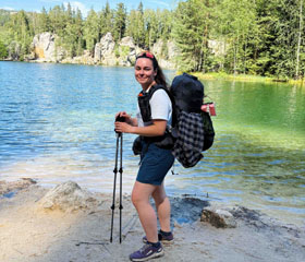 Studentka zubního lékařství Anna Košková školila turisty na hřebenech hor Studentka zubního lékařství Anna Košková školila turisty na hřebenech hor