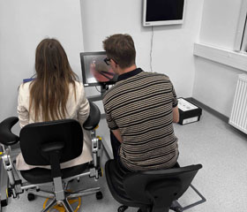 Místo teorie praktický nácvik: Špičkový kurz Centre of Excellence přilákal mladé oftalmology do simulačního centra SIMLEK Místo teorie praktický nácvik: Špičkový kurz Centre of Excellence přilákal mladé oftalmology do simulačního centra SIMLEK