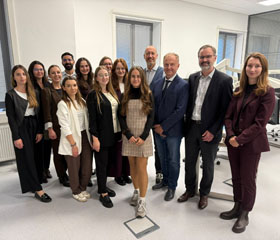 Místo teorie praktický nácvik: Špičkový kurz Centre of Excellence přilákal mladé oftalmology do simulačního centra SIMLEK Místo teorie praktický nácvik: Špičkový kurz Centre of Excellence přilákal mladé oftalmology do simulačního centra SIMLEK