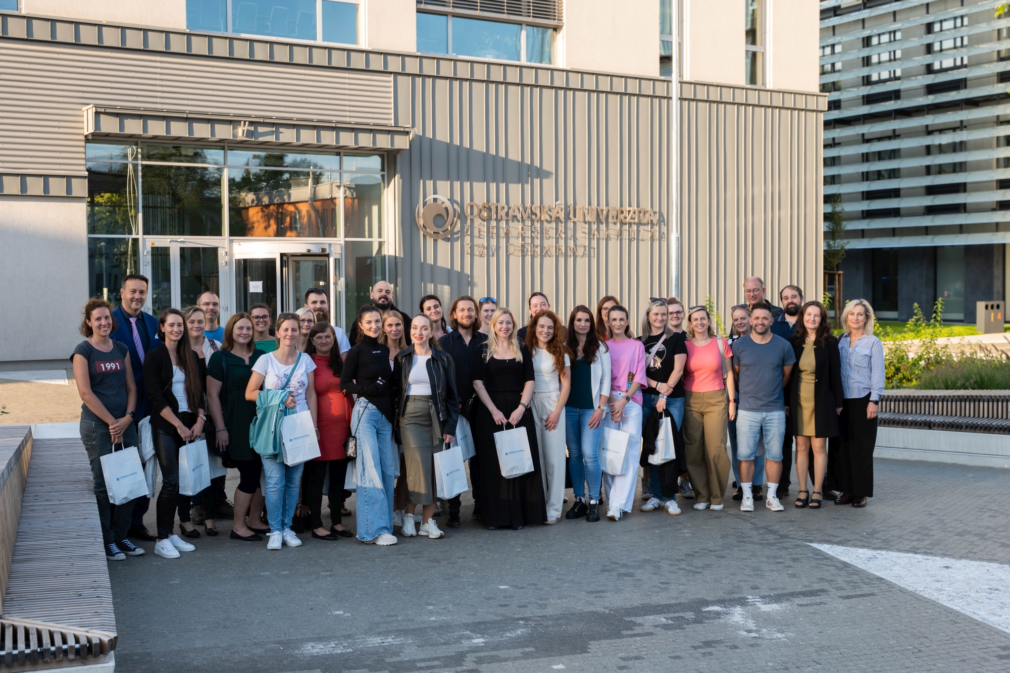 Setkání s prvními absolventy všeobecného lékařství v historii Lékařské fakulty Ostravské univerzity Setkání s prvními absolventy všeobecného lékařství v historii Lékařské fakulty Ostravské univerzity