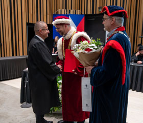 Profesor Ladislav Dušek obdržel čestný titul doctor honoris causa
Autor: Jana Greplová Profesor Ladislav Dušek obdržel čestný titul doctor honoris causa
Autor: Jana Greplová