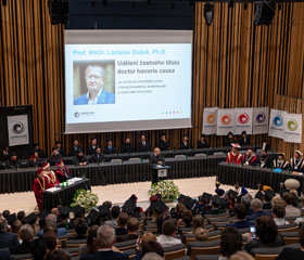 Profesor Ladislav Dušek obdržel čestný titul doctor honoris causa
Autor: Jana Greplová Profesor Ladislav Dušek obdržel čestný titul doctor honoris causa
Autor: Jana Greplová