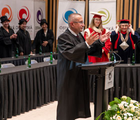 Profesor Ladislav Dušek obdržel čestný titul doctor honoris causa
Autor: Jana Greplová Profesor Ladislav Dušek obdržel čestný titul doctor honoris causa
Autor: Jana Greplová