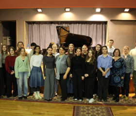 MgA. Jana Vondráčková Ph.D. soustavně působí jako lektorka masterclass, obohacených přednáškami a koncertními vystoupeními na všech interpretačních úrovních