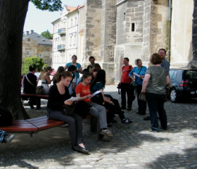 Kutná Hora; před vstupem do kostela sv. Jakuba