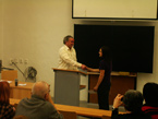 Moderátor dr. Smolka předává cenu Šárce Havlové.
