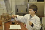 Návštěva nadaných dětí v chemické laboratoři