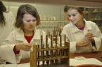 Návštěva nadaných dětí v chemické laboratoři