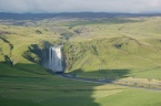 Skógafoss je jedním z největších (60 metrů vysoký a 25 metrů široký) vodopádů na Islandu, napájí jej řeka Skógá, vzdušnou čarou cca 12 km od sopky Eyjafjallajökull (červenec 2010)Copyright: Ostravská univerzita v Ostravě, foto: Václav Škarpich