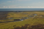 Meandrující řeka Skógá před ústím do Atlantského oceánu, vzdušnou čarou cca 14 km od sopky Eyjafjallajökull (červenec 2010)Copyright: Ostravská univerzita v Ostravě, foto: Václav Škarpich