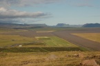 Islandská dálnice/cesta č. 1 obepínající celý ostrovní stát, vzdušnou čarou cca 13 km od sopky Eyjafjallajökull (červenec 2010)Copyright: Ostravská univerzita v Ostravě, foto: Václav Škarpich