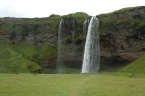 Seljalandsfoss, jeden z nejznámějších vodopádů na Islandu nacházející se nedaleko pobřeží na jihu ostrova, vzdušnou čarou cca 17 km od sopky Eyjafjallajökull (červenec 2010)Copyright: Ostravská univerzita v Ostravě, foto: Václav Škarpich