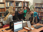Ředitel PhDr. Lukáš Babka, knihovnice a studentky Katedry slavistiky FF OU
Copyright: Ostravská univerzita v Ostravě, foto: Igor Jelínek